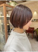 ブリーチなしピンクブラウン 丸みショートボブ 顔まわりレイヤー