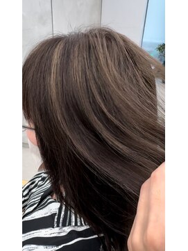 レヴィア(REVIA) ハイライトブリーチミルクティーベージュ白髪ぼかし