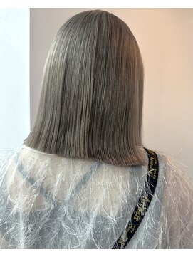 カシェル(cashel) 透明感たっぷりなグレージュカラー　ブリーチあり