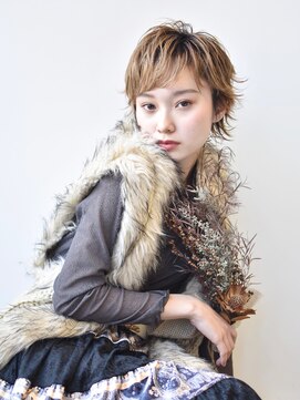 サークル(CIRCLE) マッシュショートカーキグレージュ大人かわいいフェザーバング