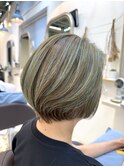 脱白髪染め×ケアブリーチハイライトのショートボブ