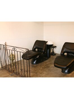 頭皮のコリをほぐし、 癒されながら艶髪を手に入れられる。美しさを極める髪と地肌の集中ケア。