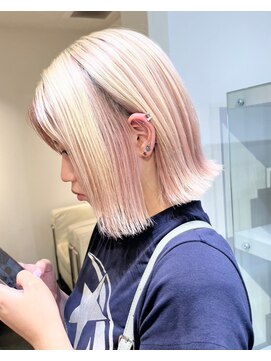 ベレーザ 渋谷(BELEZA) 5704ミルクティーアッシュハイトーンカラー切りっぱなしボブ