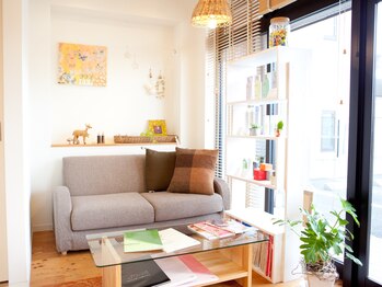 アコラート(hair&make acolat)の写真/木のぬくもりを感じる店内はゆったりとした癒しの空間♪髪のお悩みやご要望に寄り添い、理想のスタイルへ☆