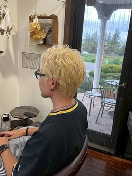 美容室 メザミー MESAMIES 透明感ハイトーンホワイトブロンドメンズカットアップバング