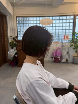 サンノット(SUN KNOT) ミディアムショートカットシルバーアッシュ天使の羽バング