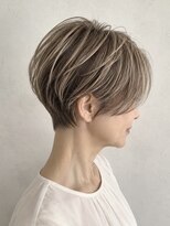 ウル(ulu)&nbsp;ショートレイヤー６０代ハンサムショート　白髪ボカシハイライト