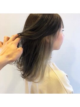 シャンプー 本店(SHAMPOO) ハイコントラストのインナーカラー。