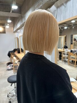 アイトーキョーエス 渋谷(AI TOKYO S) 斜めバング/シルキーベージュ/ブラントカット[渋谷駅]