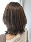 くびれミディアム　レイヤースタイル　グレージュカラー