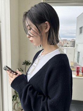 ミュー(miμ) グラデーションカラーのような切りっぱなしヘイリーボブ