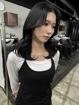 ピア ヤクイン(Pia Yakuin) レイヤーカット/トーンダウン/暗染め/顔周りカット