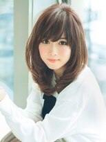 シウ(shiwu)&nbsp;おろして流す前髪とひし形シルエットのミディアムヘア