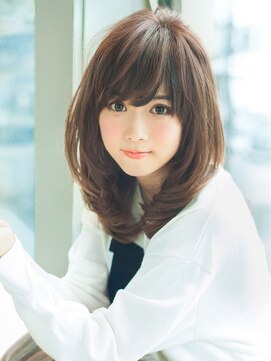 シウ(shiwu) おろして流す前髪とひし形シルエットのミディアムヘア