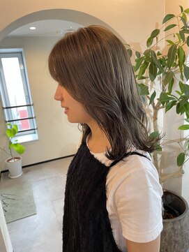 ユヌ(Une) オリーブベージュ くすみカラー ミディアムレイヤー