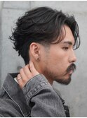 大人の抜け感を演出する、今トレンドのフェザーパーマ