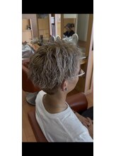 得意なスタイルは縮毛とカットとメンズのウェーブ スタイルなどのメンズスタイルが得意です。