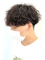 ササ ウメダ(33 UMEDA)&nbsp;重め刈り上げツーブロックマッシュ波巻きスパイラルパーマ