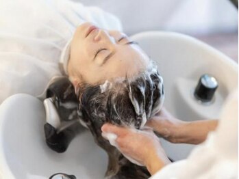 ヘアーデザイン アヴニール(hair design AVENIR)の写真/【頭皮の汚れスッキリ】カット+極上ヘッドスパ￥7,700→￥6,930◎いつものカットに自分へのご褒美をプラス