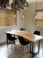エレノア スパアンドトリートメント 千葉店(Eleanor spa&treatment) 一枚板のダイニングテーブル☆