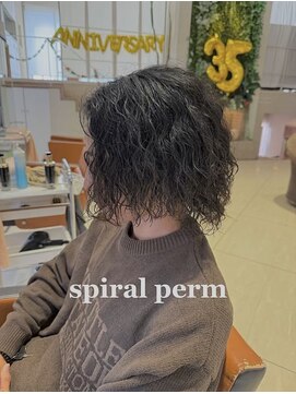 大人の魅力抜群！スパイラルパーマ