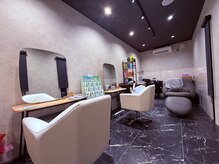 ニコ(nico)の雰囲気(シックな内装とYUMEシャンプー台でリラックスタイムをお届け。)