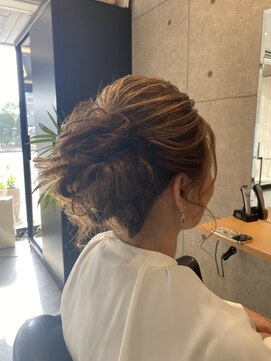 エニル(ENYL) スジ系アップアレンジヘア