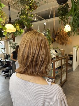 タオ(tao) ベージュ×レイヤーボブ