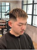 ブロンドカラーのスキンフェードクロップ◎