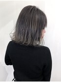 ミディアム外ハネの暗髪グレージュ