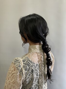 ユーアールアルシュ(UR Arche) 黒髪ローポニーアレンジ