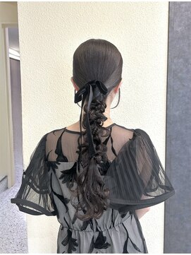 ミラ(Mila) タイト感がかわいい＊人気あみおろしアレンジ/結婚式.お呼ばれ