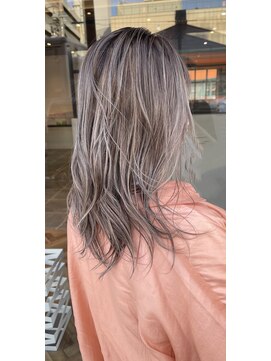 ノーヴィス(NovicE) ＃アッシュベージュ＃ハイライト＃バズりカラー