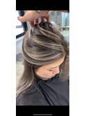 レイヤーボブハイライトブリーチレイヤーハイトーングレージュ