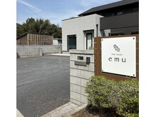 エム(emu)の雰囲気（車でご来店の方は店舗前の駐車場をご利用ください。）