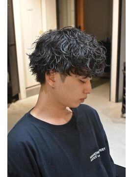 フリーク バーバーショップ 都島店(FREAK BARBER SHOP) ツーブロック波巻きツイストスパイラル黒髪マッシュ