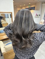 リングバイモアムー(Ring by Moremuu) ホワイトハイライト くびれ巻き レイヤーカット