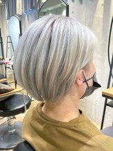 ブロック 元住吉店(BLOC)&nbsp;白髪ぼかしもお任せ下さい☆丸みショート×シルバーカラー