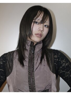 オーオシカシカスペース(OOO YY Space) ミディアムのハッシュカット/ハイレイヤー