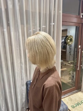 グリーンズ(Greens) ホワイトブロンド×レイヤーボブ