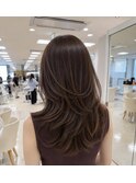 自然に揺れ動くレイヤーカット