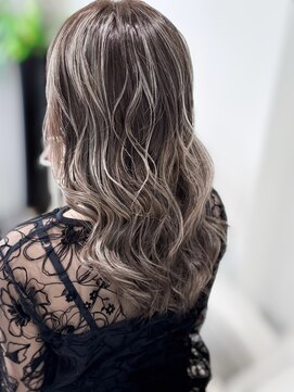 リモア(L I M O A) ハイライトカラー×ロングハイレイヤー