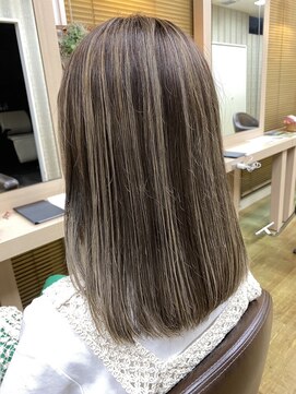 アクイール(ACCUEILLIR) 白髪ぼかし　コントラストハイライト×グレージュ