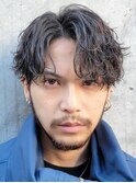 緩めツイストスパイラルパーマウルフセンターパート七三分け短め