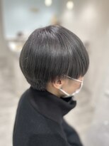 アッシュ 八王子店(Ash) 柔らかさを残したスモーキーグレー/ブリーチカラー/艶カラー