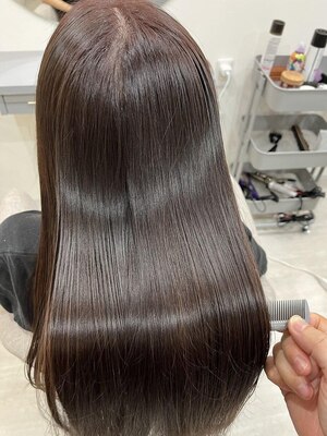 髪の状態に合わせた髪質改善トリートメントで内部からしっかりケア。まとまりやすく艶感のある美しい髪へ