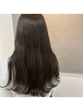 シダ(sida SAIIN) 20代30代大人可愛いゆる巻きロング透明感ベージュ