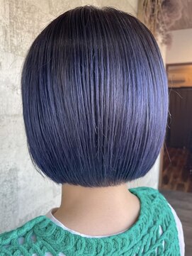 ビスクヘアデザイン(bisq hair design) 切りっぱなしボブ ブルーブラック ブリーチカラー 暗髪