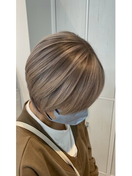 シャラ(Shala) ベージュシャドールーツ×ショートヘア