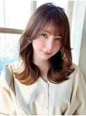透け感バングと大きめカールのミディアム